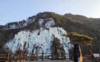 "거대한 빙벽에 감탄사" 영주 용혈폭포,  겨울철 관광명소로 떠올라
