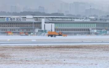 ‘공항 활주로’서 발견된 이물질 1만 건↑...‘탐지시스템’ 도입 목소리도