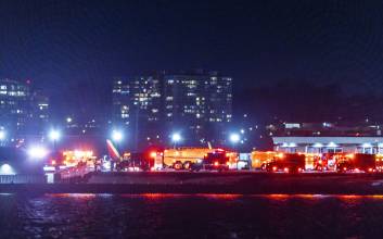 美 워싱턴 인근 60여명 탄 여객기, 블랙호크와 충돌 후 추락…“수색구조 중”